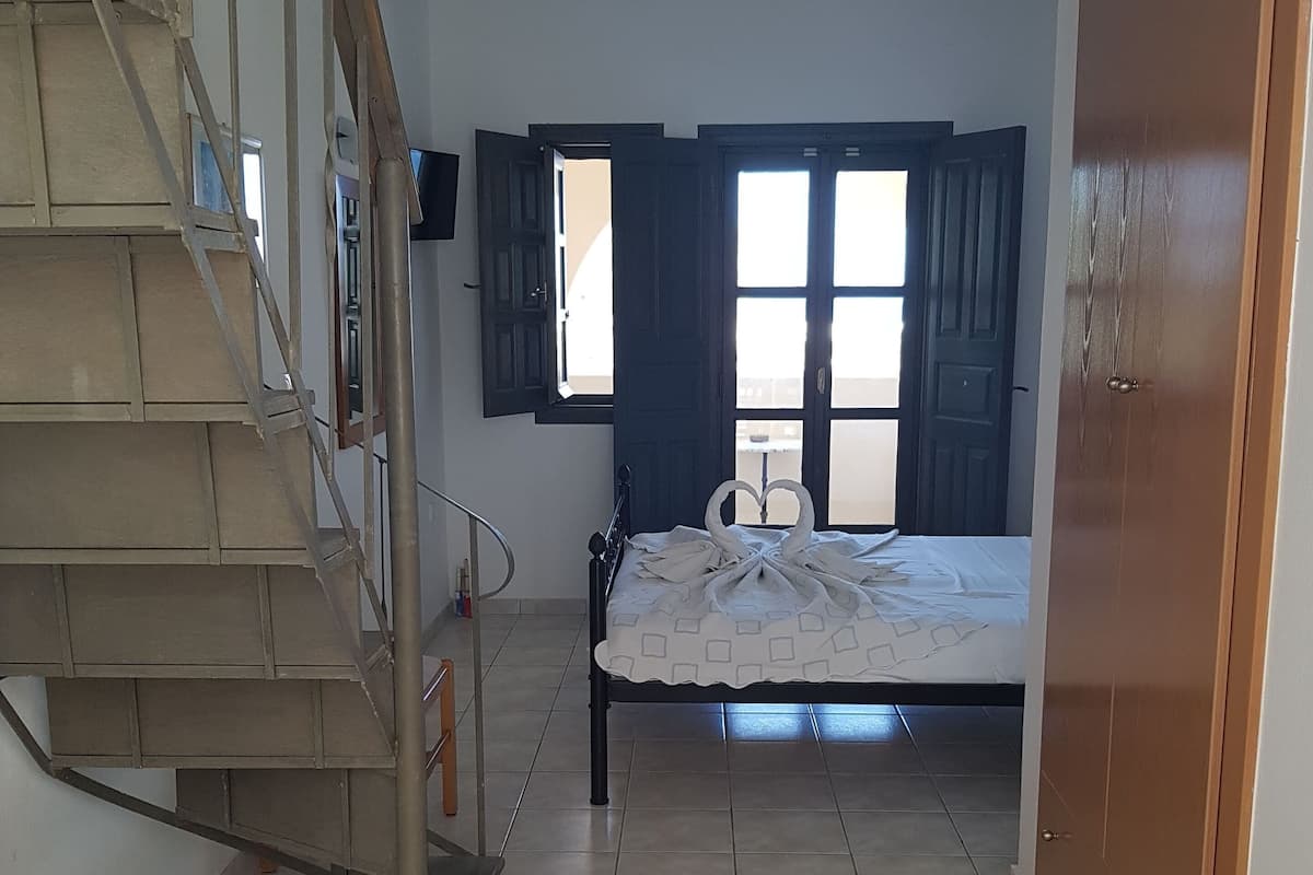 Monolocale, vista mare | Cassaforte in camera, ferro/asse da stiro, Wi-Fi gratuito, lenzuola