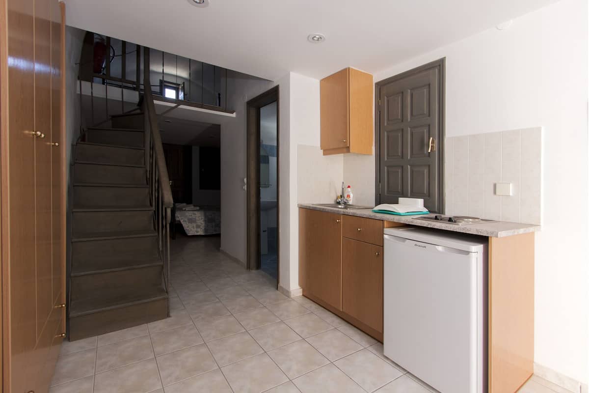 studio, sea view | private kitchen | full-sized fridge, stovetop, electric kettle, cookware/dishes/utensils