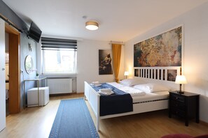 Eenvoudige tweepersoonskamer, 1 slaapkamer, uitzicht op de stad | Luxe beddengoed, verduisterende gordijnen, een strijkplank/strijkijzer