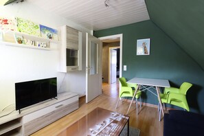 Panoramic Studio | Living area | Flat-screen TV - Green Seeblick Hotel & Apartments (Kreuzau)