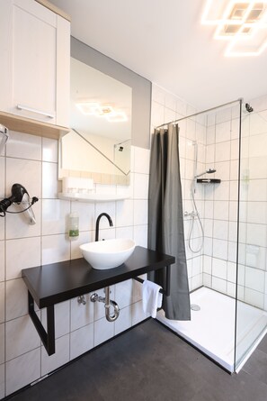Economy Triple Room | Bathroom | Shower, free toiletries, hair dryer, towels - Seeblick Hotel Obermaubach (Kreuzau)