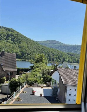 Habitació amb dos llits individuals panoràmica, 1 dormitori, vistes al llac | Escriptori, cortines opaques, planxa i posts de planxar i wifi gratuïta