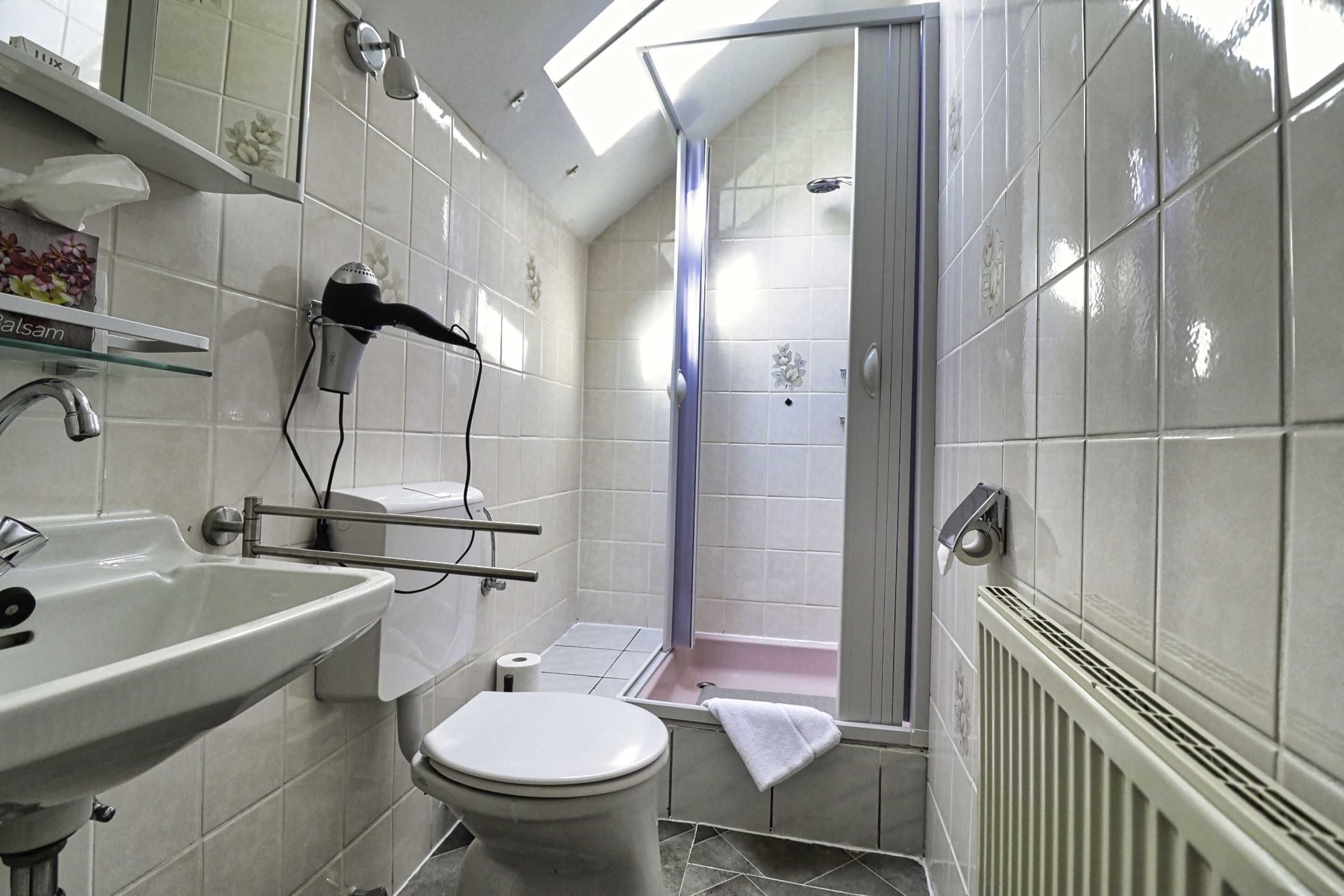 standard single room | bathroom | shower, free toiletries, hair dryer, towels