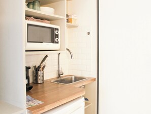 Fridge, microwave, coffee/tea maker - Souplex - 4P - Batignolles (Paris)