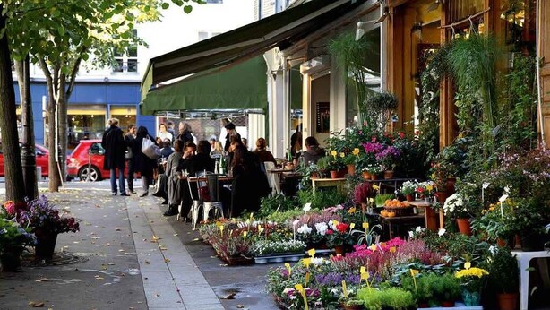 A flower market with various plants and flowers on display. - Souplex - 4P - Batignolles (Paris)