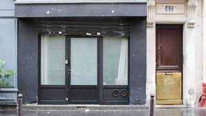 A building facade with a black door, a gold door, and a number '42' sign. - Souplex - 4P - Batignolles (Paris)
