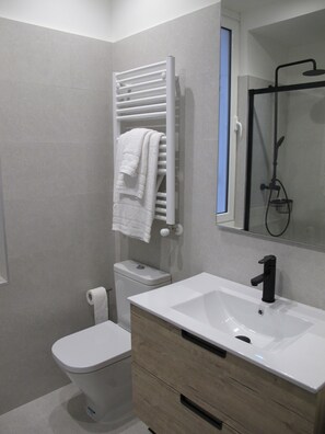 Een douche, een haardroger, handdoeken, zeep