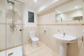 Een douche, een haardroger, handdoeken