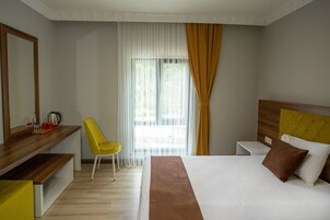 Caja fuerte, cortinas opacas, wifi gratis y ropa de cama