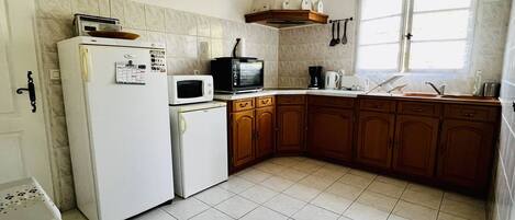 Kylskåp, mikrovågsugn och spishäll