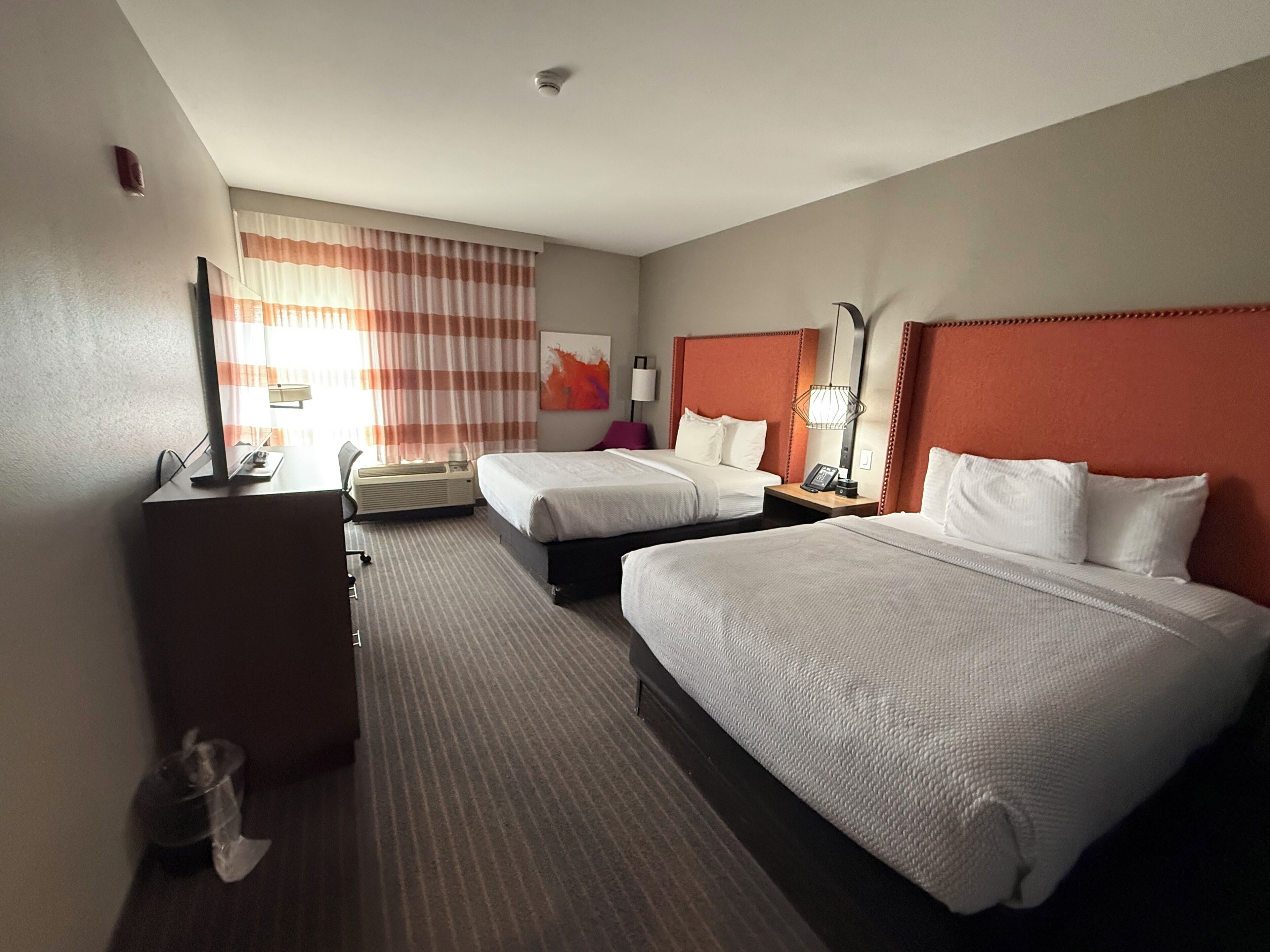 Chambre, 2 grands lits, non-fumeur | Bureau, rideaux d’obscurcissement, fer et planche à repasser