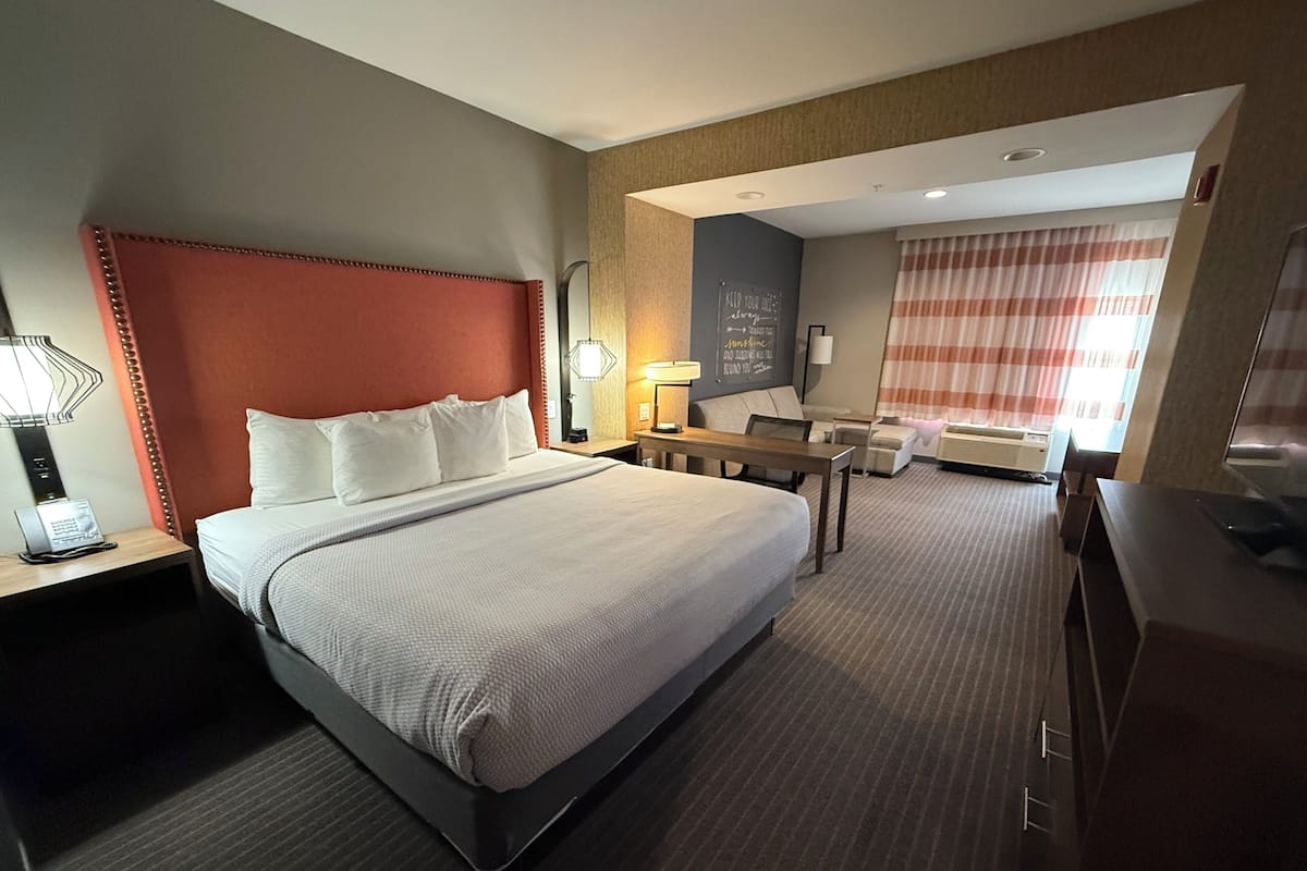 Chambre Deluxe, 1 trĂšs grand lit, non-fumeur | Bureau, rideaux dâobscurcissement, fer et planche Ă repasser
