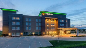 Un hôtel moderne, reconnaissable à son grand panneau « La Quinta », doté d’une entrée abritée et d’un parking.