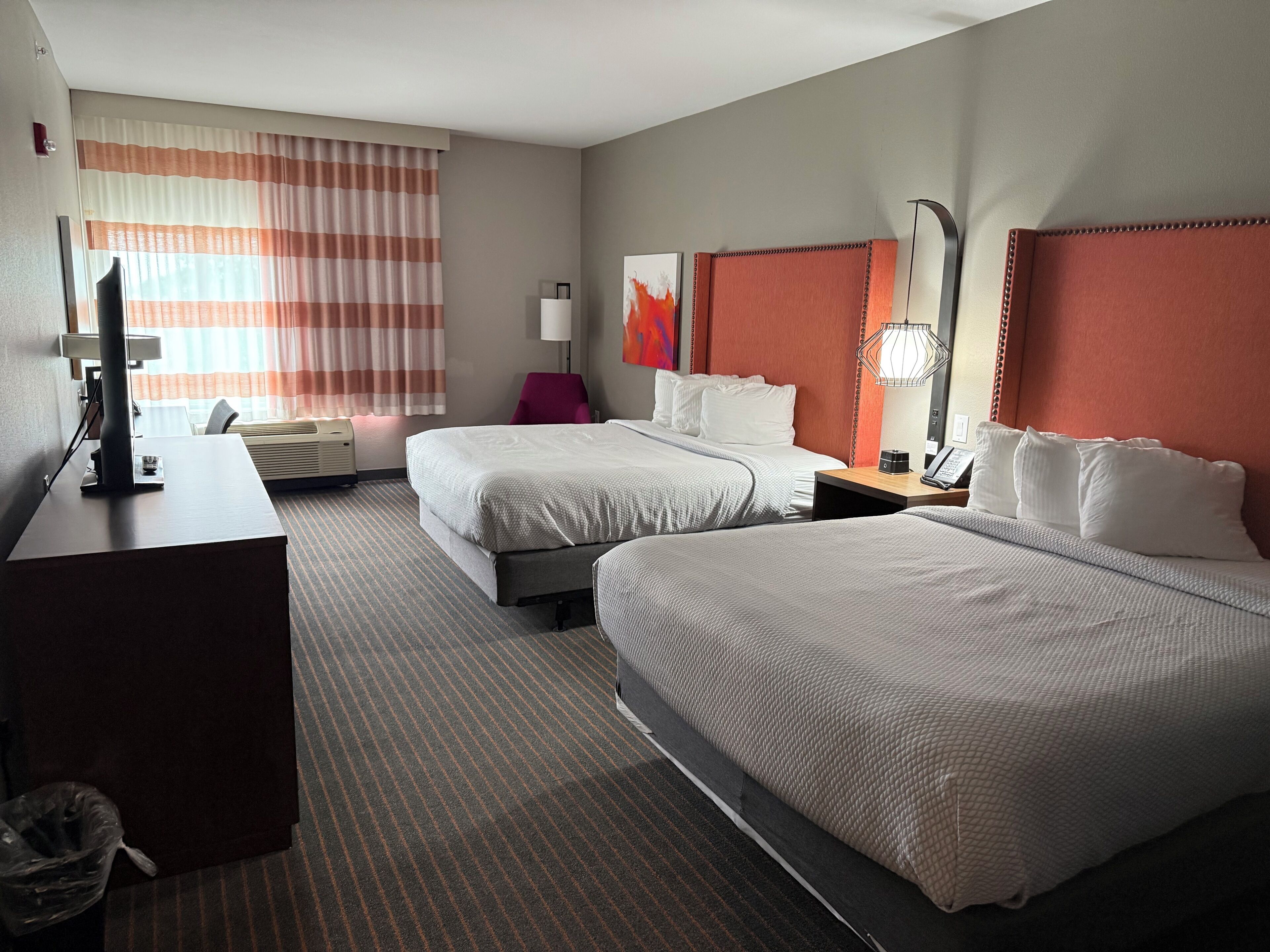 Chambre, 2 grands lits, accessible aux personnes à mobilité réduite, non-fumeur (Mobility Room) | Bureau, rideaux d’obscurcissement, fer et planche à repasser