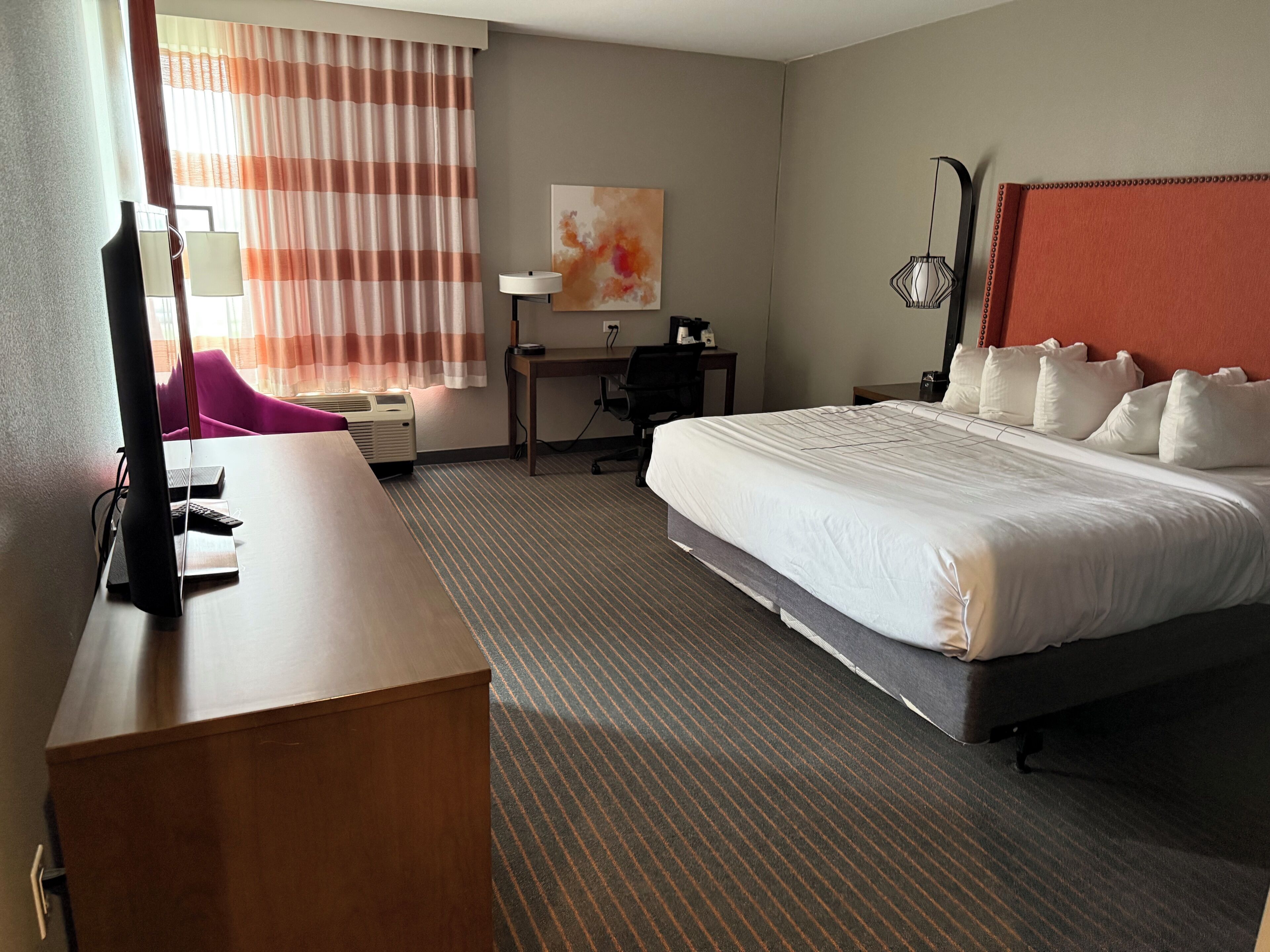 Chambre, 1 très grand lit, accessible aux personnes à mobilité réduite, non-fumeur (Mobility Room) | Bureau, rideaux d’obscurcissement, fer et planche à repasser