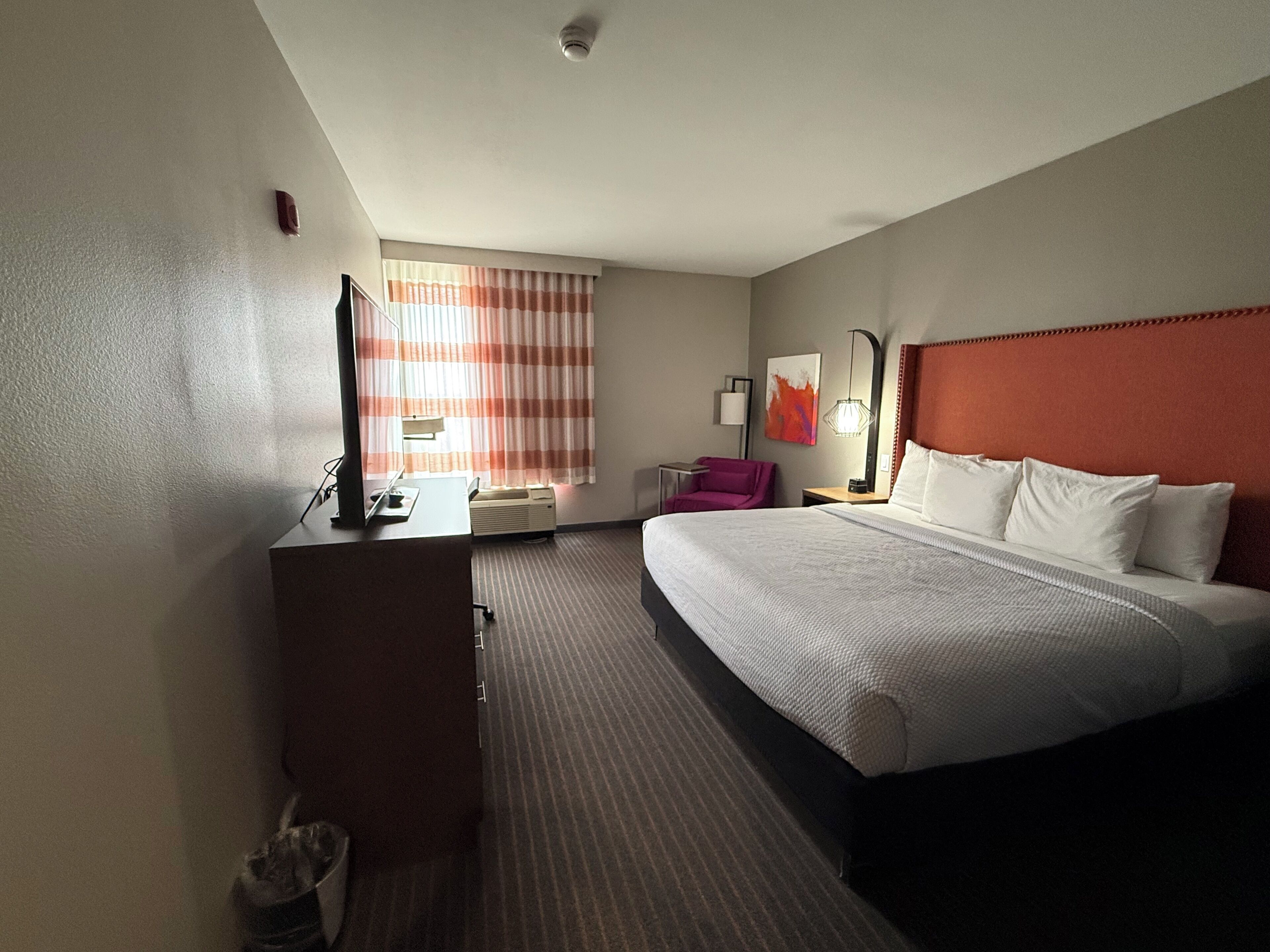 Chambre, 1 très grand lit, non-fumeur | Bureau, rideaux d’obscurcissement, fer et planche à repasser