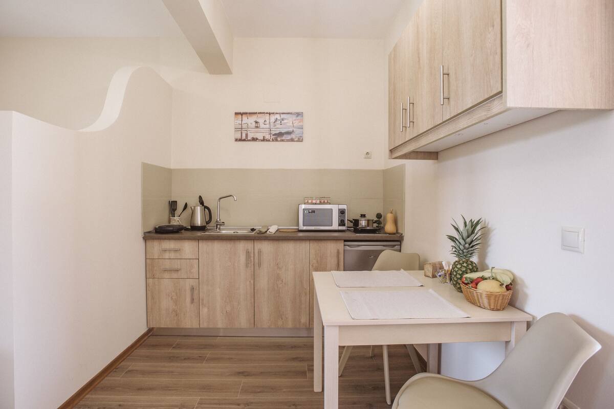 Studio | Private kitchenette | Fridge, stovetop, electric kettle, cookware/dishes/utensils