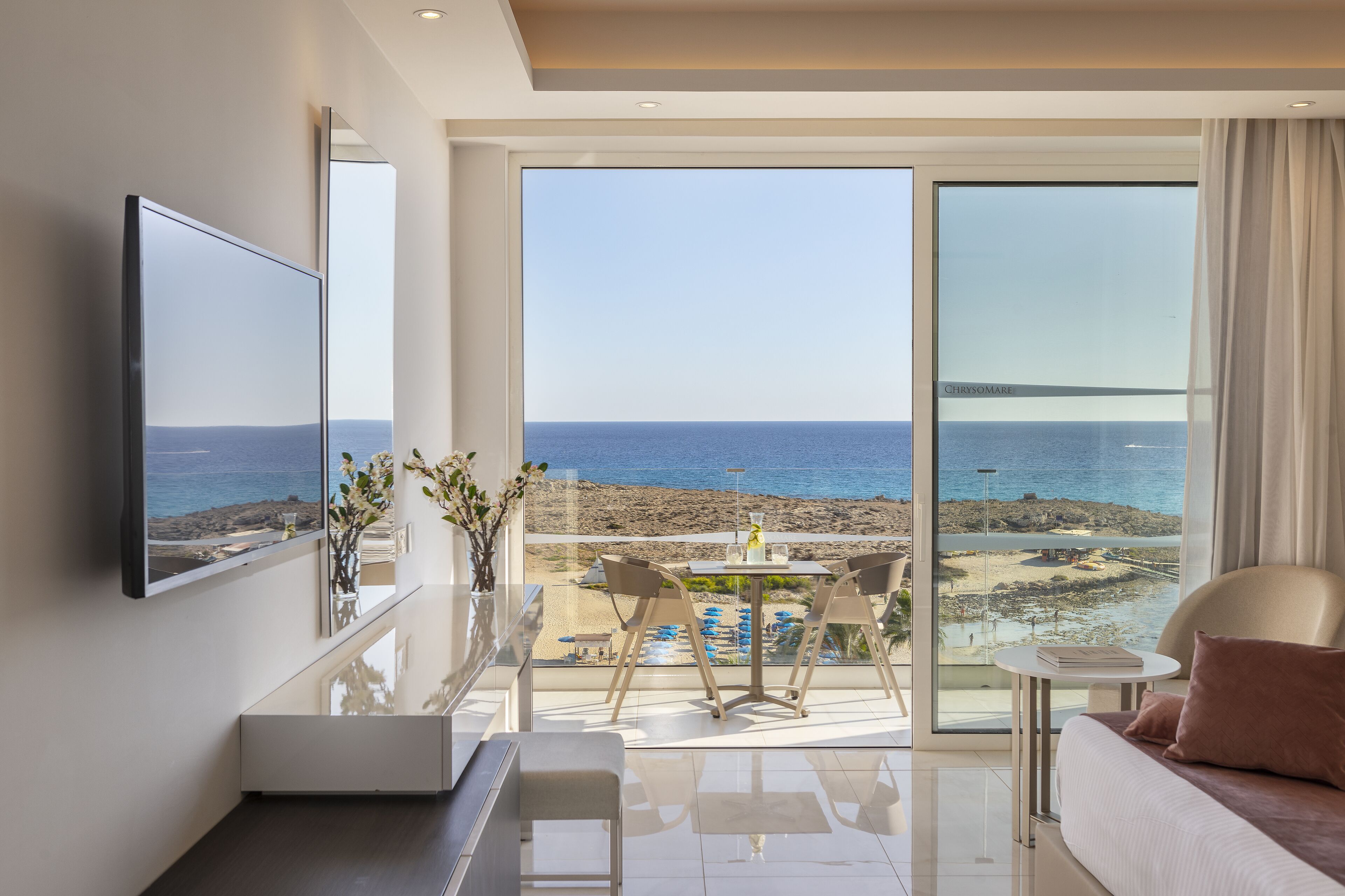 Habitación superior, 1 habitación, balcón, vista a la playa | Ropa de cama de alta calidad, camas Tempur-Pedic y minibar 