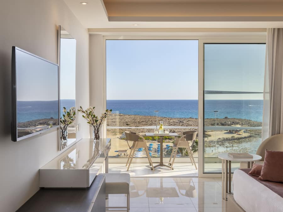 Superior-rum - 1 sovrum - balkong - utsikt mot stranden | Sängtillbehör av högsta kvalitet, Tempur-Pedic-madrasser och minibar