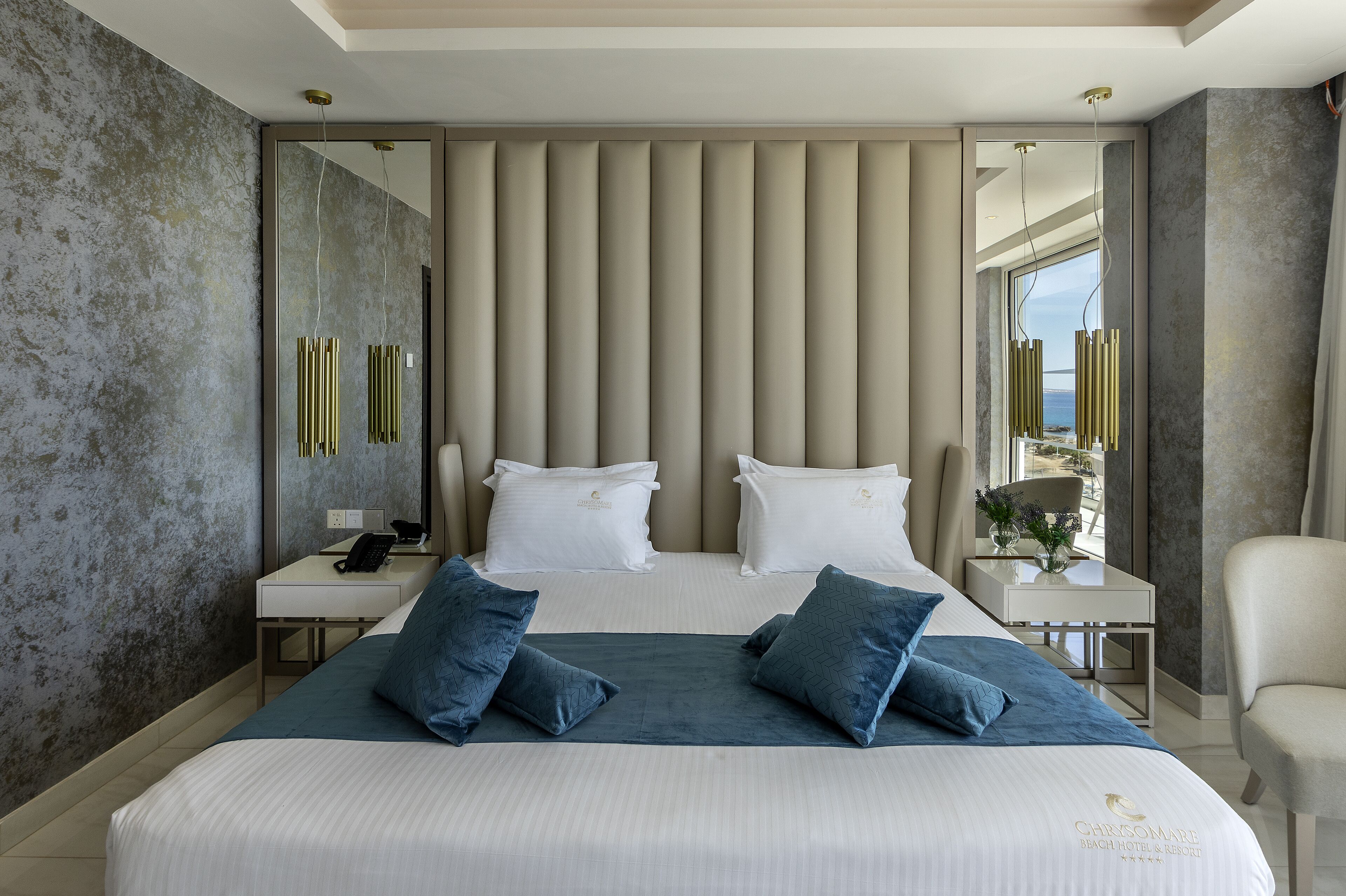 デラックス スイート 1 ベッドルーム バルコニー ビーチ  ビュー (Front Sea View) | 高級寝具、テンピュール、ミニバー、セーフティボックス (室内)