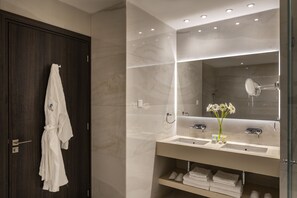 Deluxe Suite, 1 Bedroom, Balcony, Beach View (Front Sea View) | Bathroom