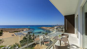 ห้องดีลักซ์สวีท, 1 ห้องนอน, ระเบียง, วิวชายหาด (Front Sea View) | เครื่องนอนระดับพรีเมียม, เตียง Tempur-Pedic, มินิบาร์