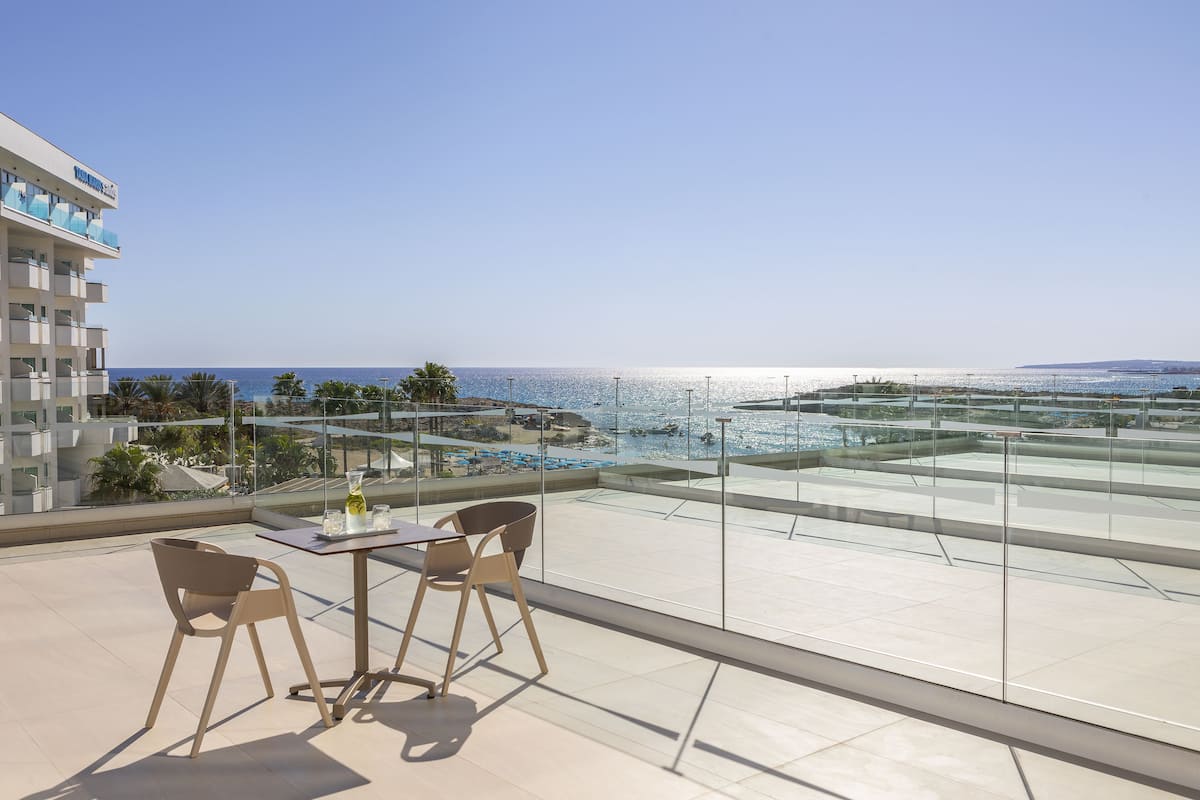 Familiekamer, 1 slaapkamer, terras, uitzicht op zee | 1 slaapkamer, luxe beddengoed, Tempur Pedic-bedden, een minibar