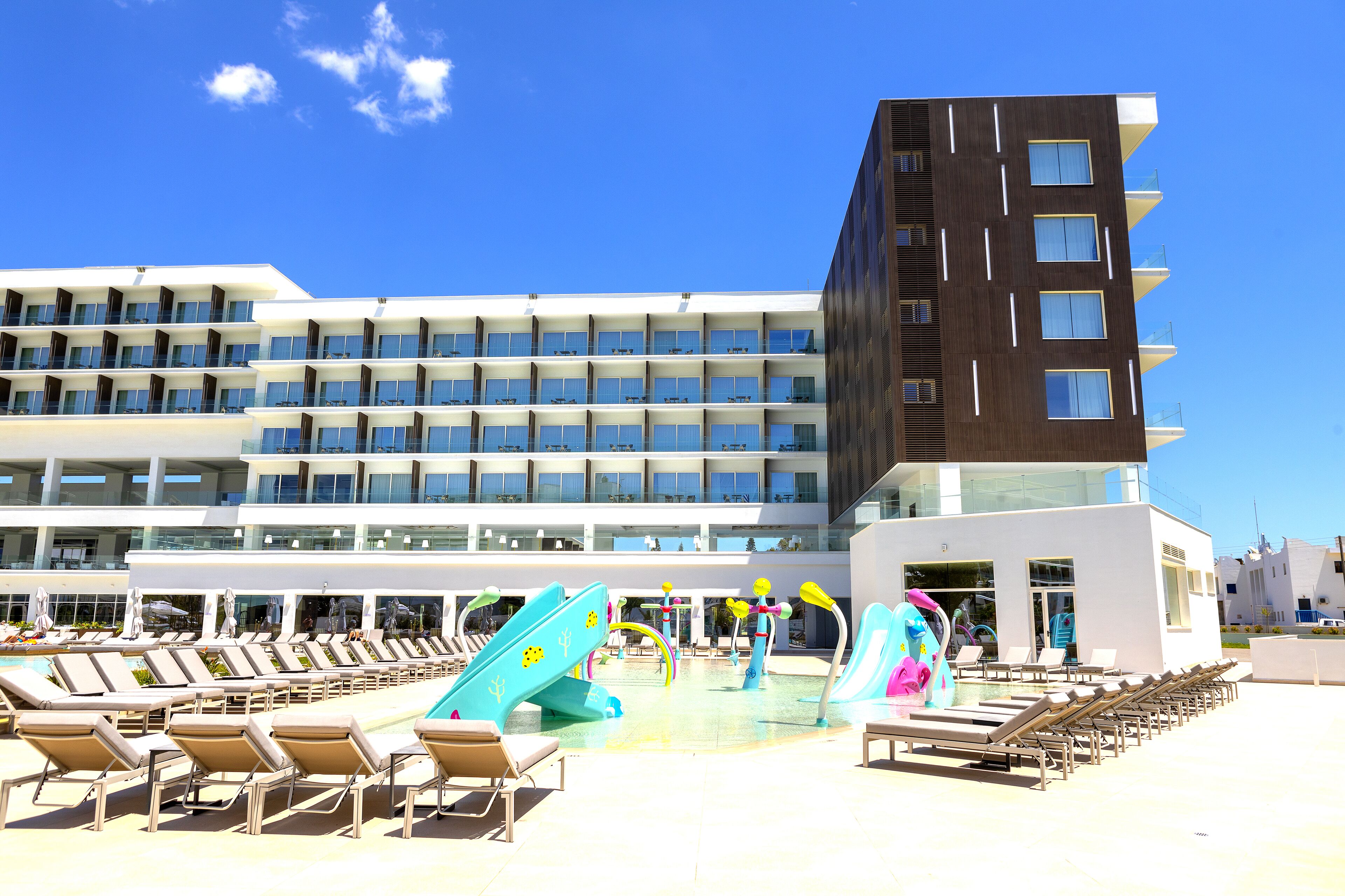 室內泳池、2 個室外泳池；泳池傘、躺椅