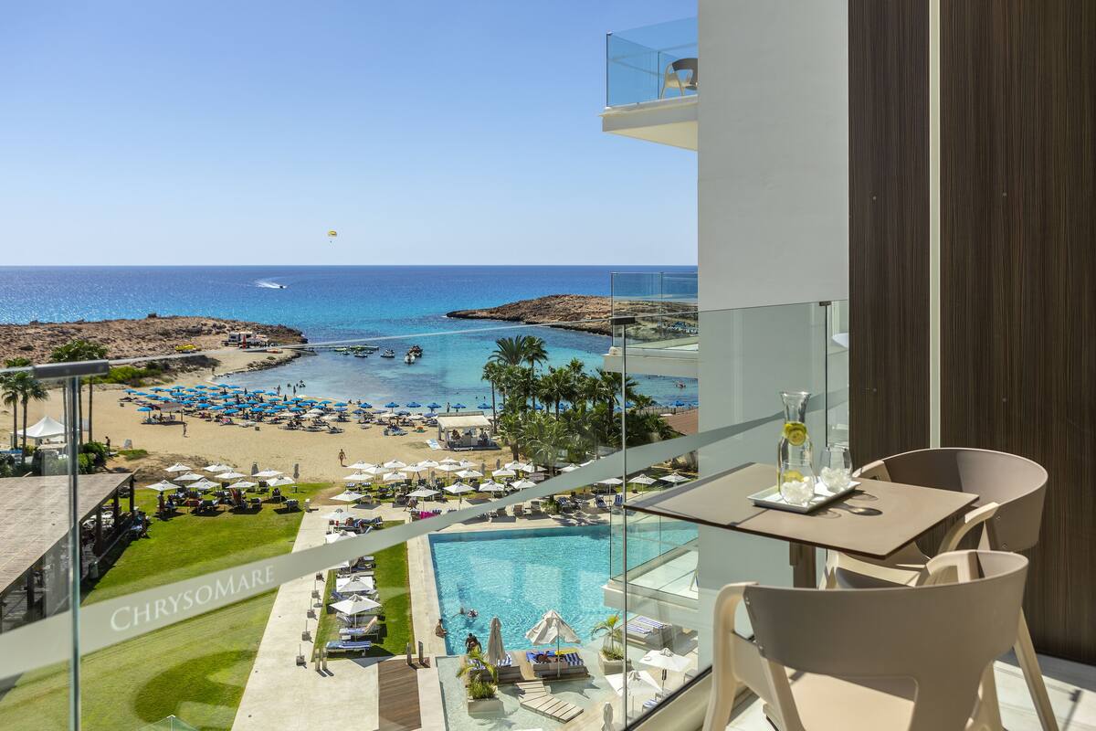 Balcón con vista despejada a la playa, piscina y servicios del complejo.