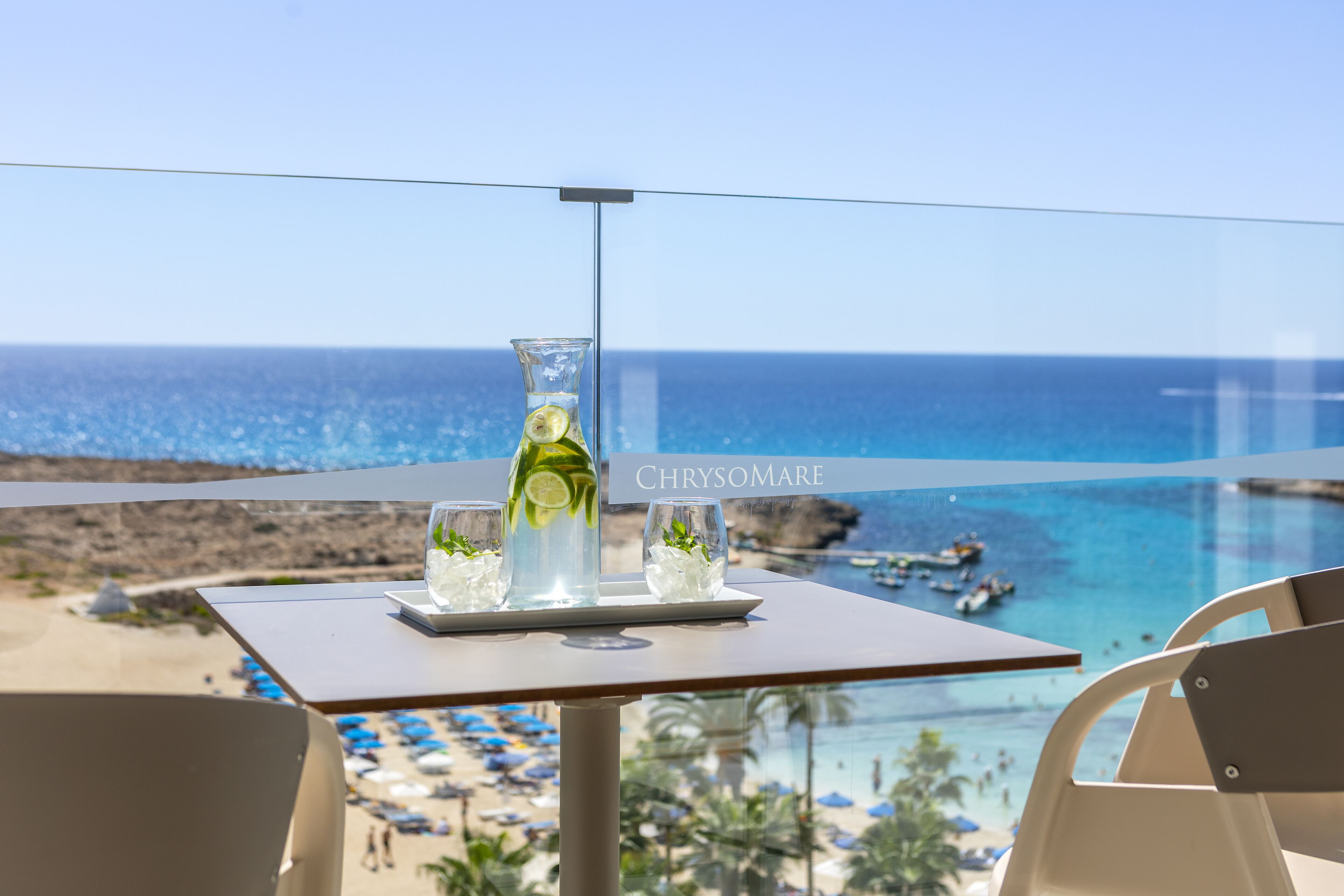 Deluxe Σουίτα, 1 Υπνοδωμάτιο, Μπαλκόνι, Θέα στην Παραλία (Front Sea View) | Κλινοσκεπάσματα υψηλής ποιότητας, κρεβάτια Tempur-Pedic, μίνι μπαρ 