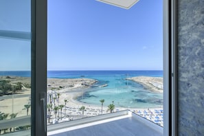 Suíte luxo, 1 quarto, sacada, vista para a praia (Front Sea View) | Roupas de cama premium, camas Tempur-Pedic, frigobar, cofres nos quartos