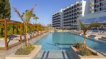 Una piscina cubierta, 2 piscinas al aire libre, sombrillas, tumbonas