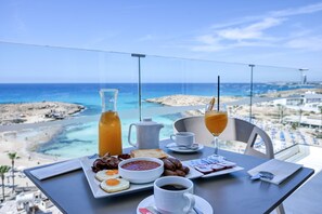 Suite Deluxe, 1 dormitori, balcó, vistes a la platja (Front Sea View) | Roba de llit d'alta qualitat, matalassos Tempur-Pedic i minibar 