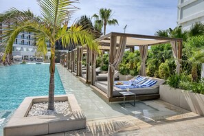 Piscine couverte, 2 piscines extérieures, parasols de plage