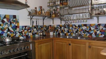 JÀÀkaappi, uuni, kahvin-/teenkeitin, leivÀnpaahdin