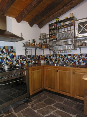 Kühlschrank, Ofen, Wasserkocher mit Kaffee-/Teezubehör, Toaster