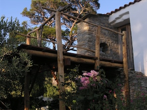 Exterior detail - Old farmhouse, spacious open kitchen, a room with two single beds and a bedroom with a double bed in the shed next to the house; bathroom with toilet and shower (Raches Ikaria)