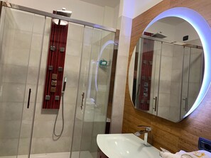 Double Room | Bathroom | Shower, rainfall showerhead, free toiletries, bidet - Locanda Al Bersò (Calco)
