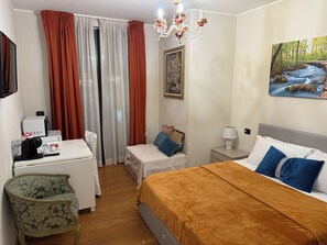 Tweepersoonskamer | Een minibar, een bureau, gratis wifi, beddengoed