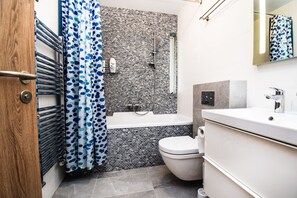 Apartment, 4 Schlafzimmer | Badezimmer | Dusche, Haartrockner, Handtücher, Shampoo