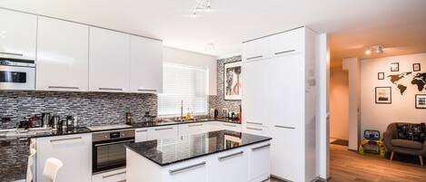 Departamento, 4 habitaciones | Cocina privada | Refrigerador con congelador, microondas, horno y parrilla de estufa