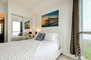 1 bedroom, desk, iron/ironing board, travel cot - Luxurious 1BR in heart of  downtown with Balcony (Toronto)
