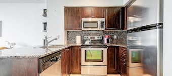 Luxurious 1BR in ❤️ of downtown with Balcony