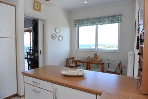 アパートメント 3 ベッドルーム | 専用キッチン | 大型冷蔵庫、オーブン、コンロ、トースター
