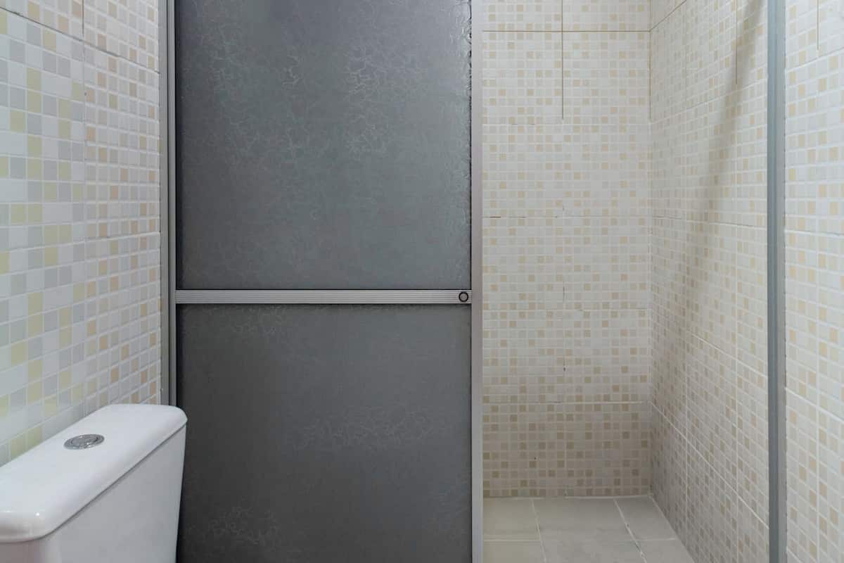 double room | bathroom | shower, towels