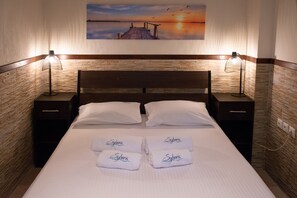 5 bedrooms, iron/ironing board, WiFi, bed sheets