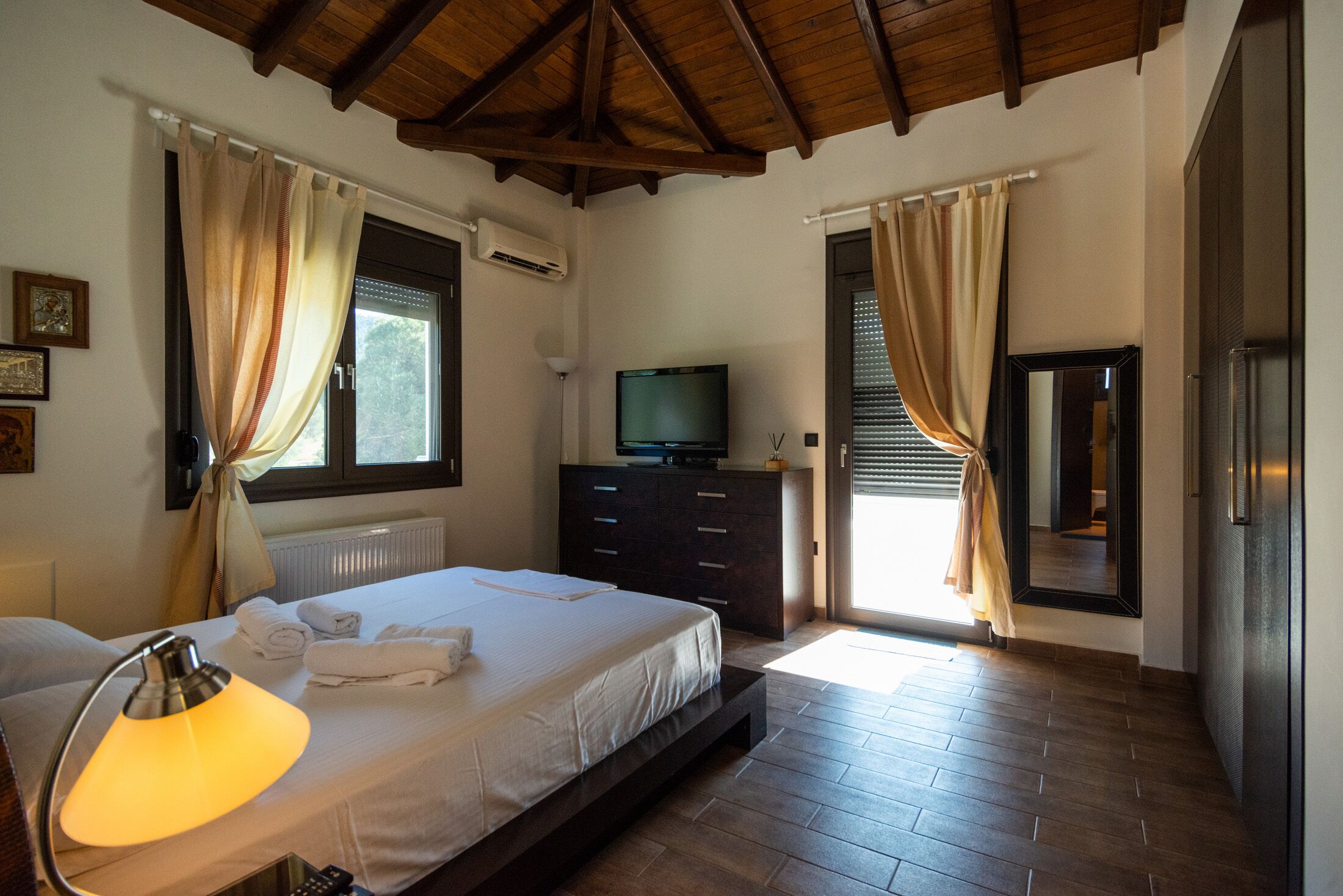 5 chambres, fer et planche à repasser, Wi-Fi, draps fournis