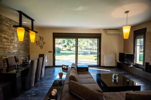 Téléviseur, foyer, jeux vidéo, lecteur de DVD