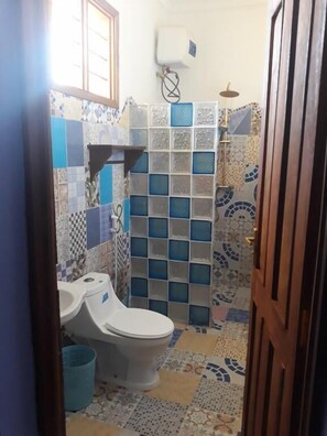 Douche, articles de toilette gratuits, serviettes fournies, savon