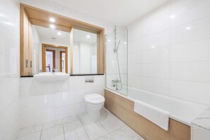 Een douche, een haardroger, shampoo